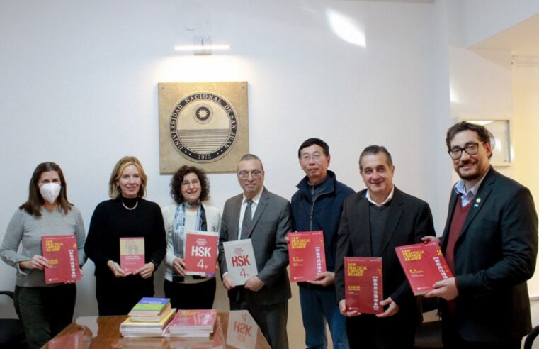 FIPPE participó de la entrega de libros en la FFHA para propiciar el idioma y la cultura china.