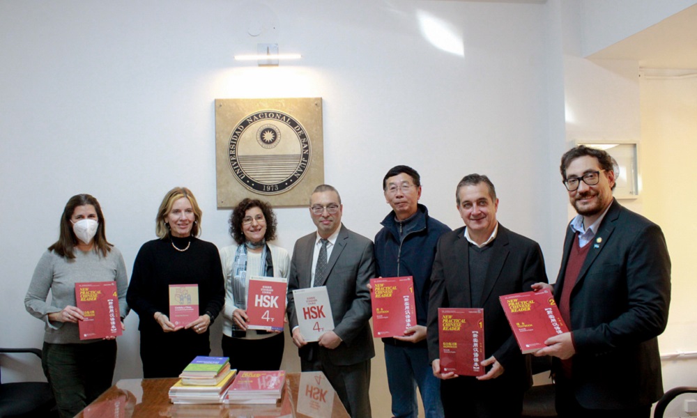 FIPPE participó de la entrega de libros en la FFHA para propiciar el idioma y la cultura china.