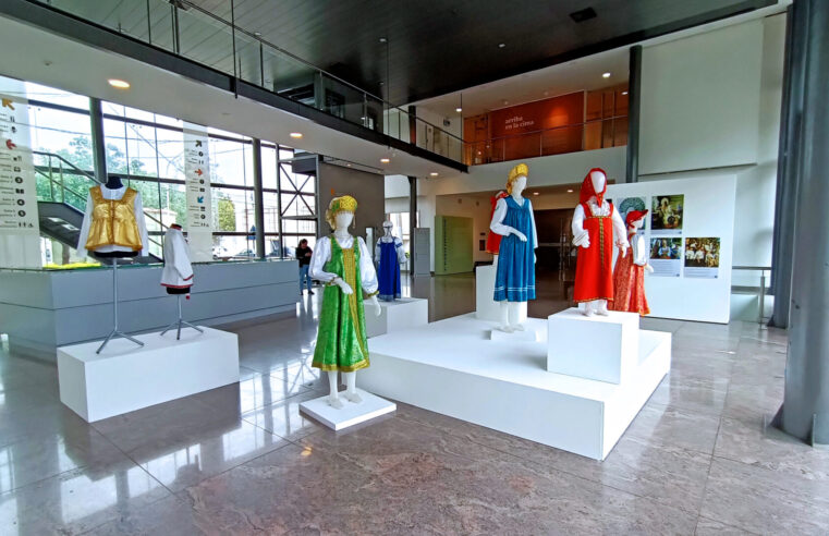 Prendas tradicionales rusas en el Museo Provincial de Bellas Artes de San Juan.