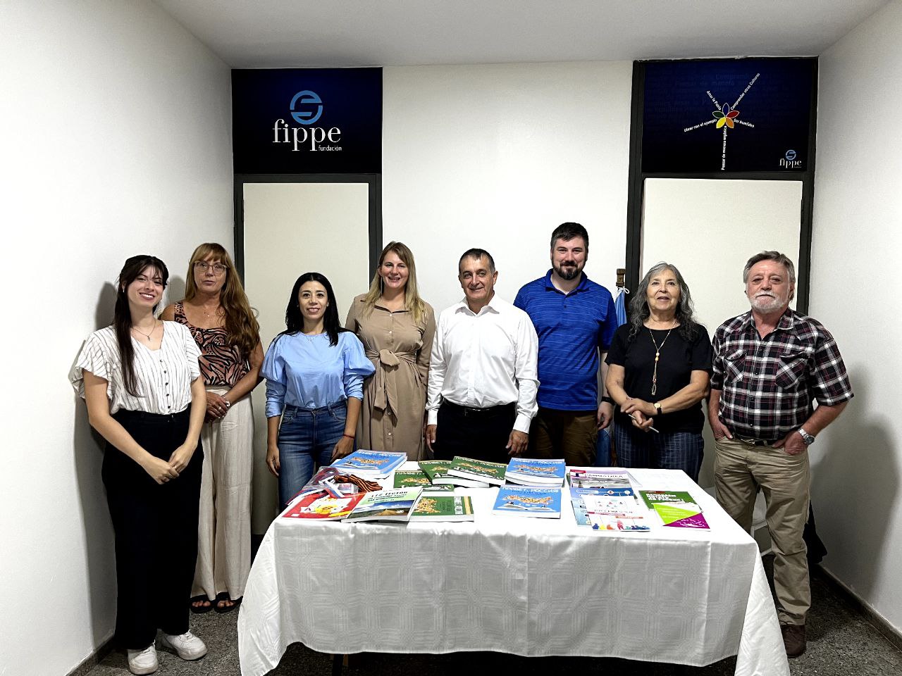 Autoridades de Casa Rusa visitaron la sede de FIPPE y entregaron material didáctico.